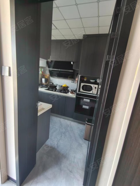 金轮津桥华府的板楼 楼龄新 临地铁 豪华精装 中间楼层采光好