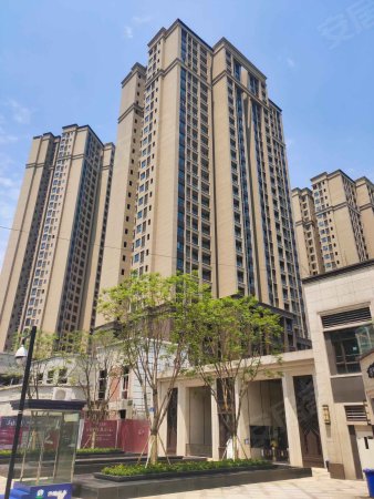 绿地城二期,精装修3房,轻轨房