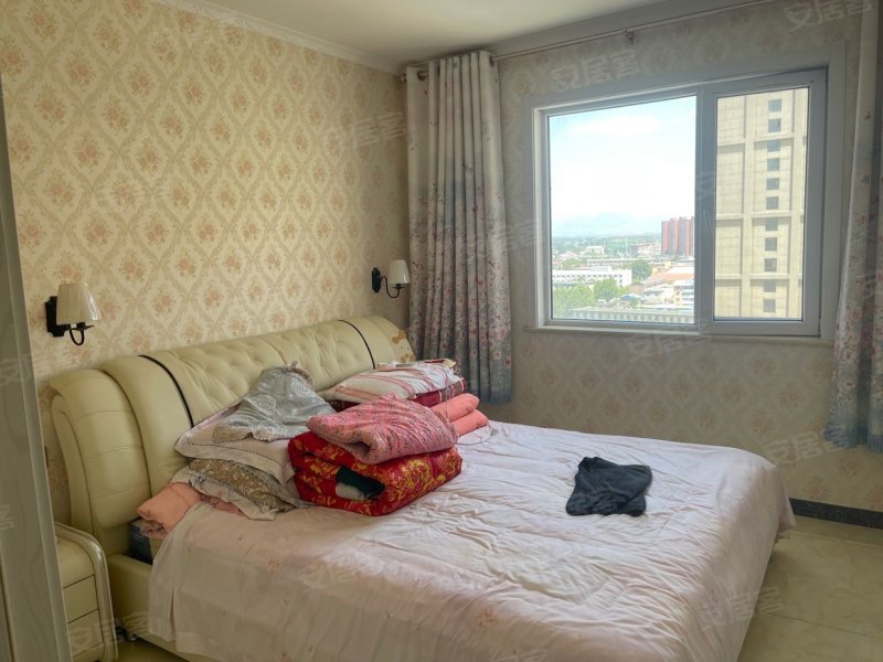 平山县西城华府3室2厅1卫豪华装修,中间楼层采光好.房东直卖