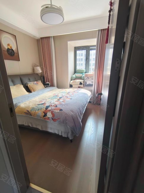 金轮津桥华府的板楼 楼龄新 临地铁 豪华精装 中间楼层采光好