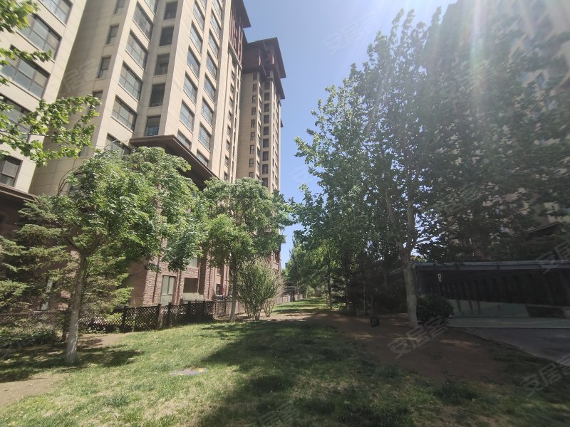 鸿坤罗纳河谷果岭墅