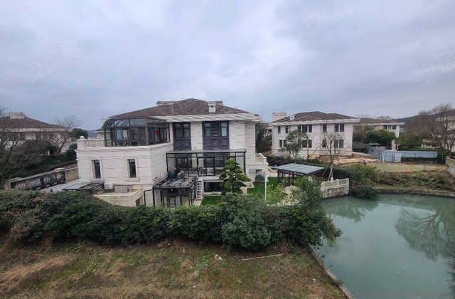 东路雅戈尔长岛花园(别墅)2013年建造共3层南638﹐4室2厅4卫俯瞰姚江