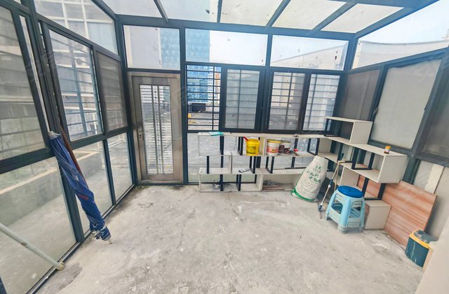 地铁口 带100平露台的房子来了 而是精装修 可以拎包入住的