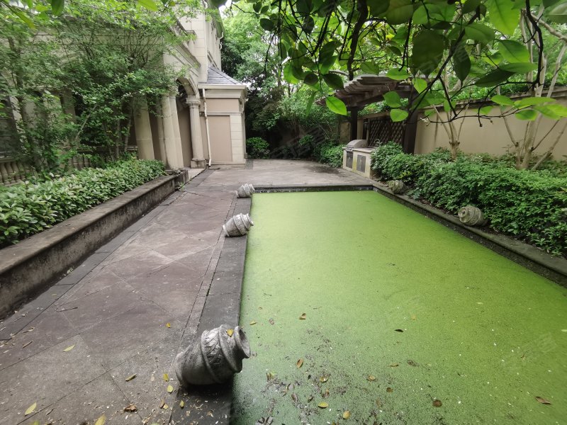 玉园,土建658平方,花园500平方.双车库.诚心出售.