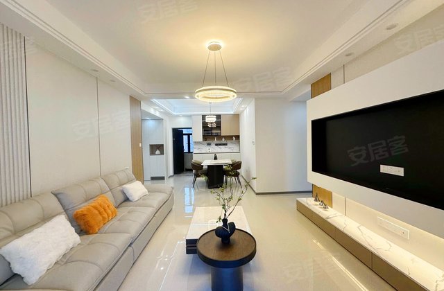 临深锦绣壹号五期边上，全新装修全屋*大三房，急售