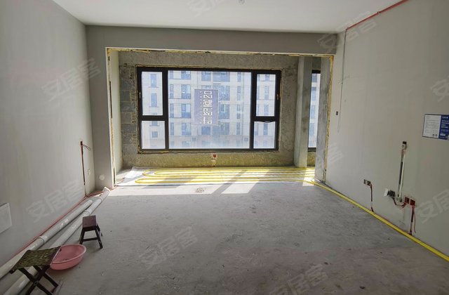 产权清晰 有电梯 双卫 中间楼层 南向采光好 医疗配套成熟