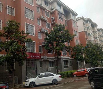 必看好房!新建路苑陵中学附近电梯房大三室出售,精装修