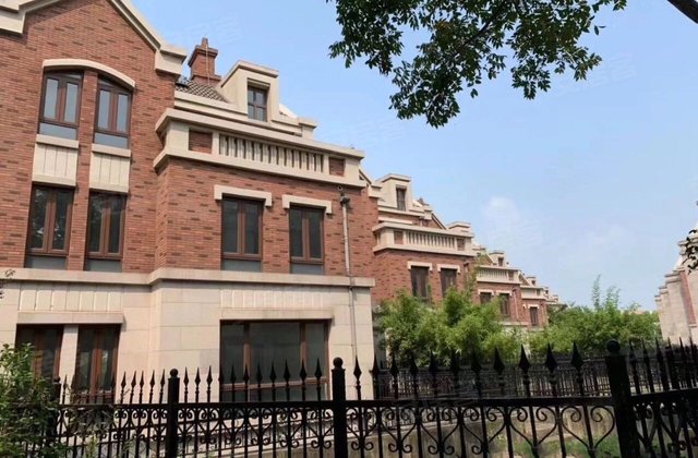 美兰金色宝邸5室4厅6卫317.17㎡南北700万