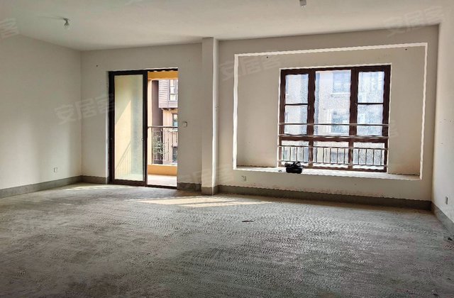 金石蓝郡私董别墅 共三层实得300平 尊贵又宜居