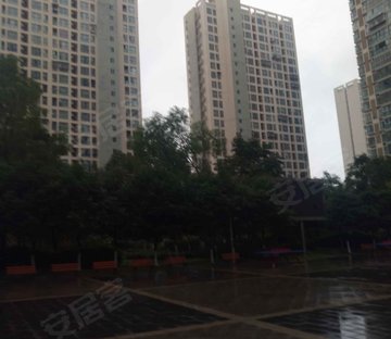 怡和新城f1区 交通便利 精装修 购物方便 中间楼层采光好