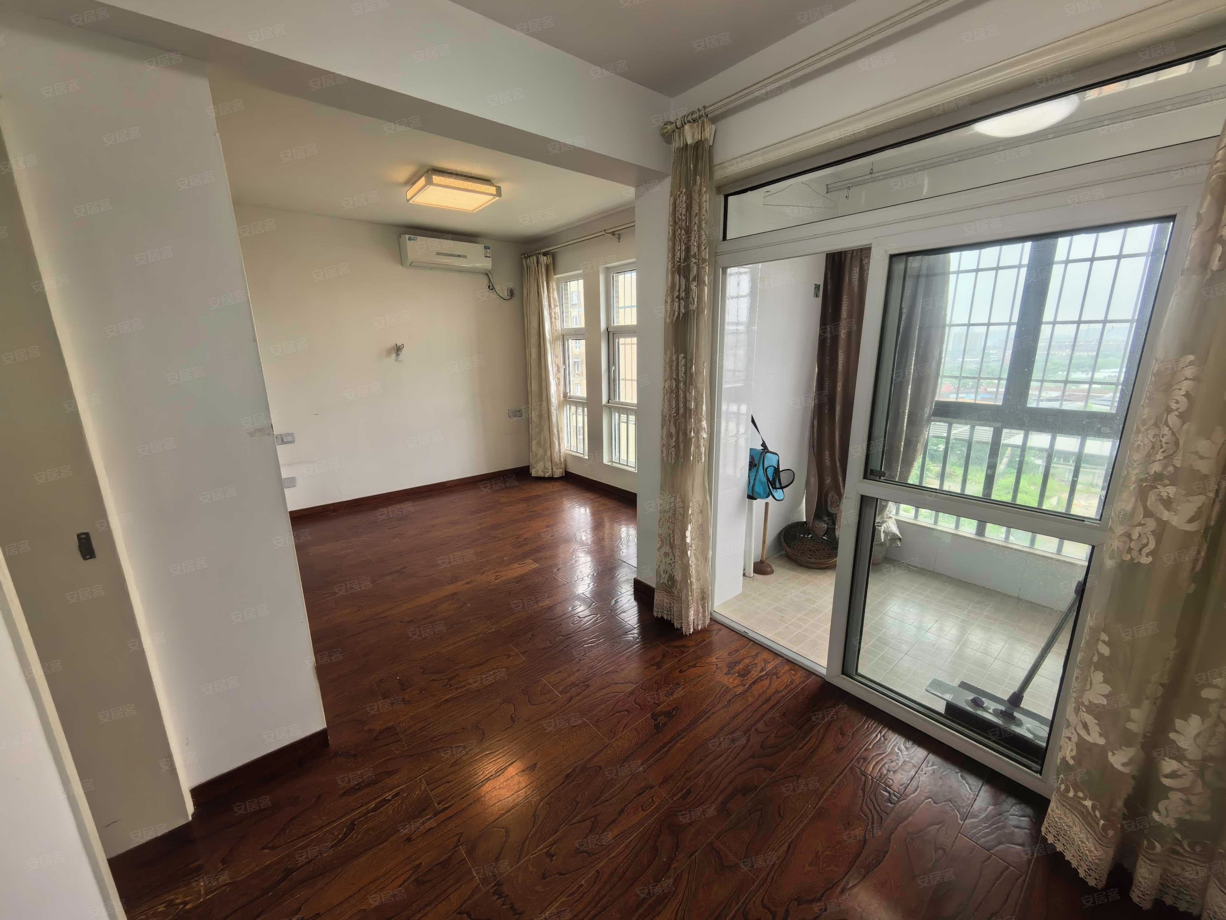 水岸花园 近地铁 采光好 精装修拎包入住 底价急售