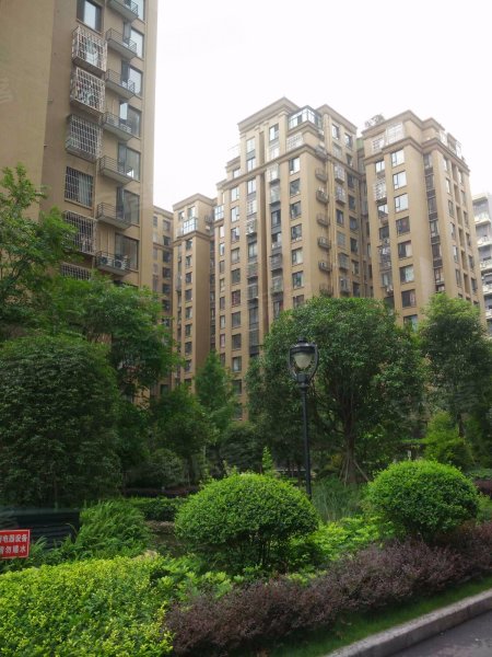 巴黎都市1区,机场路近都段353号