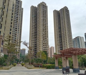 鸿泰花园 出行方便 商业配套齐全 楼龄新 满二