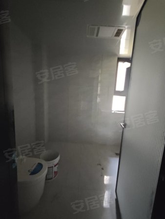 翡翠华庭4室2厅2卫144㎡南北125万