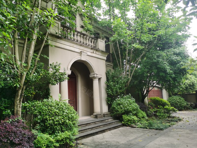 玉园,土建658平方,花园500平方.双车库.诚心出售.