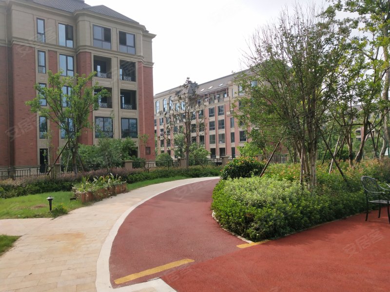 绿城桃源小镇芳菲郡