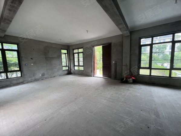 绍兴城南平水党校旁 法式别墅 使用250平 天工开墅送双车位