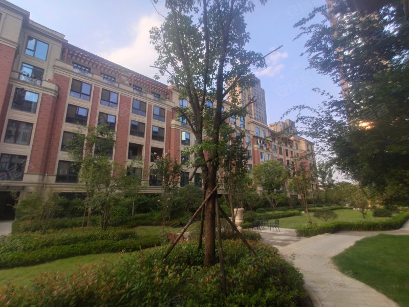 绿城桃源小镇芳菲郡