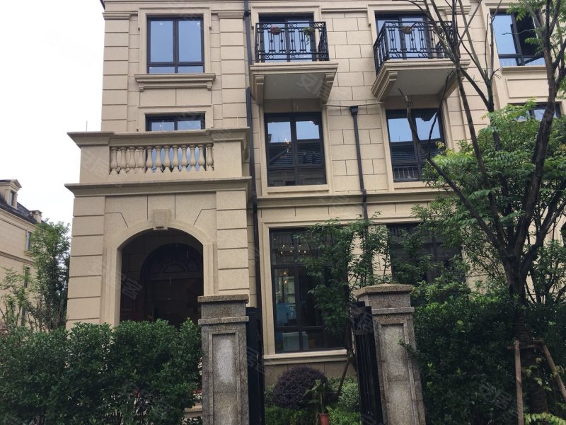 安吉城东(太和澜山郡)山水排屋(300多万)高尔夫球场