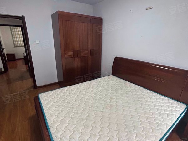 青岛黄岛薛家岛海信凤凰金岸海信凤凰金岸 精装套二 家电齐全 可拎包