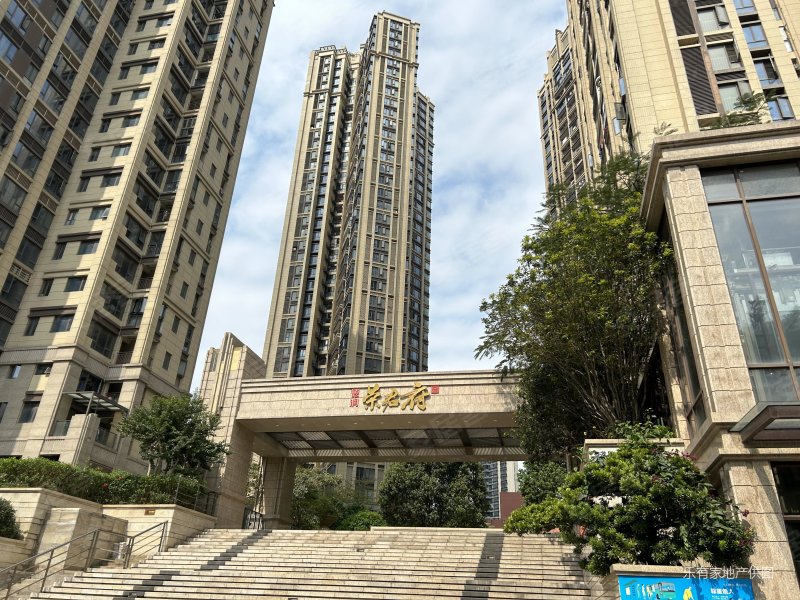 特价房出售,新小区,位置好,德润荣君府大单间.