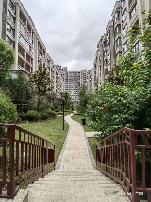房东诚心卖,中铁逸都国际(e区)二手房,150万,4室2厅,2卫,132平米-贵阳