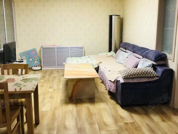 龙海家园d区!精装两室!家具家电齐全!1600元可议!