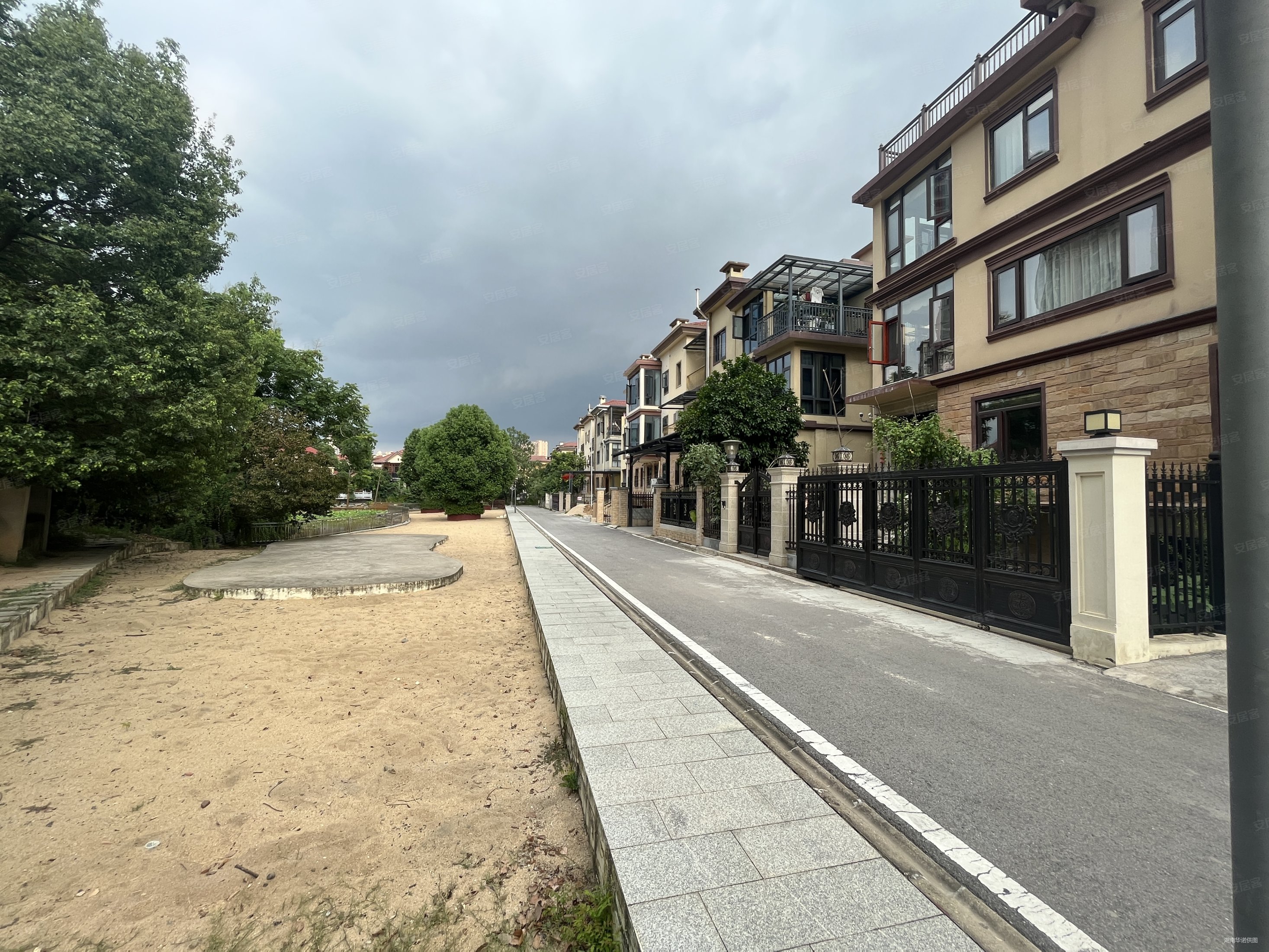 九龙领仕汇(别墅)5室2厅3卫229.38㎡南北400万