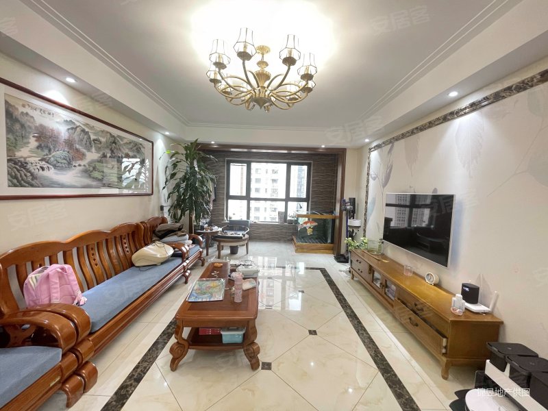 红郡雅苑配套齐全出行方便中间楼层采光好满二