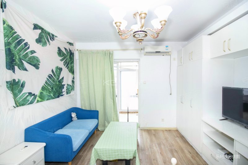 温泉小 十九种 朝北带露台单身公寓 新贵公馆