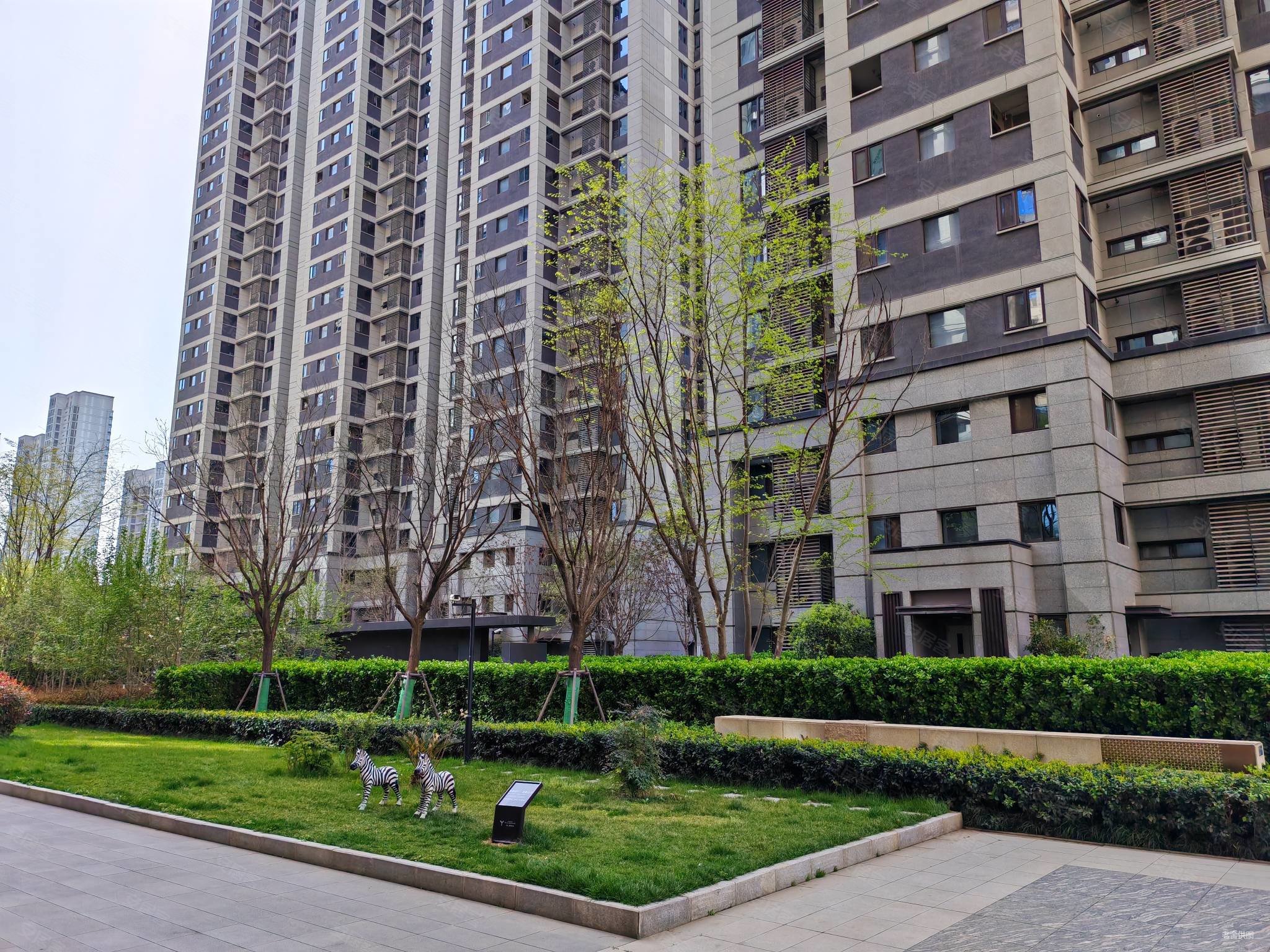 高新区丈八四路万科翡翠国宾3室2卫精装修近6号线