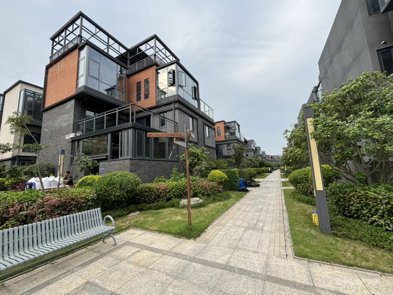 万科大中江南院子(别墅)4室2厅3卫140.75㎡南北450万