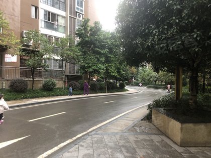 不足【轨道交通】小区门口20m公交站台200m到回风四中,500m到通佛路