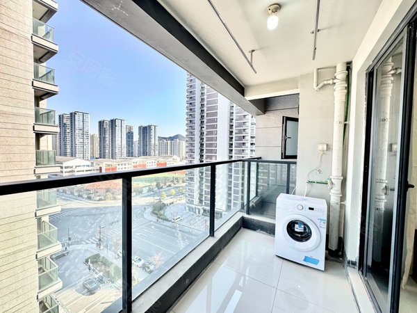 杭州临安青山湖荣盛檀越府地铁口带阳台一房 房子很清爽备注一室一厅