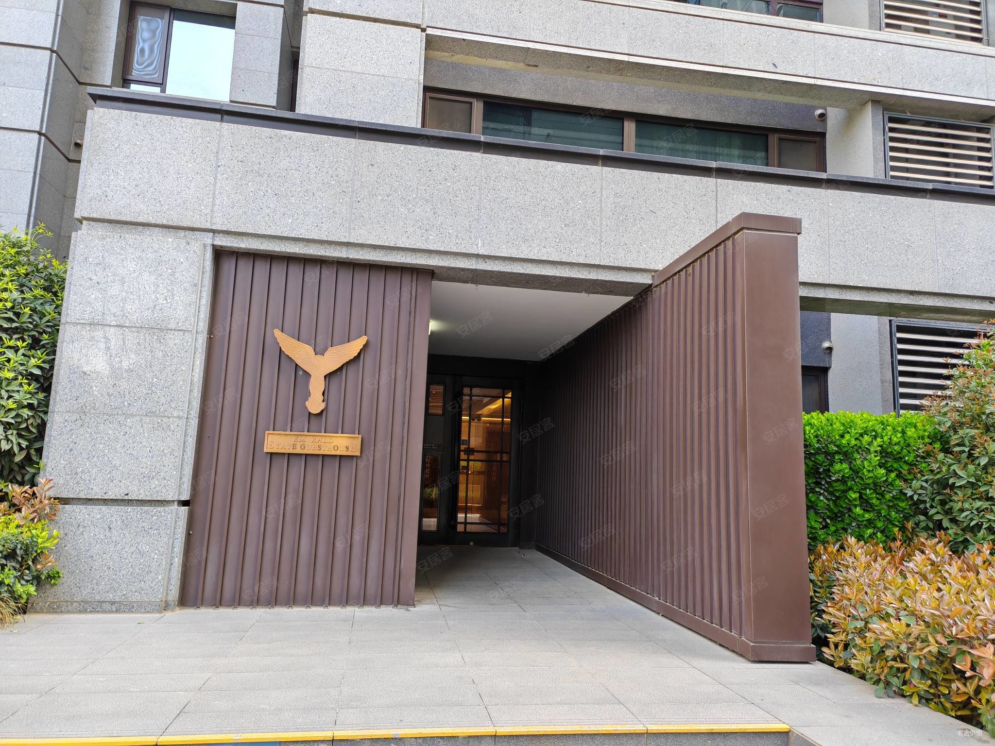 高新区丈八四路万科翡翠国宾3室2卫精装修近6号线