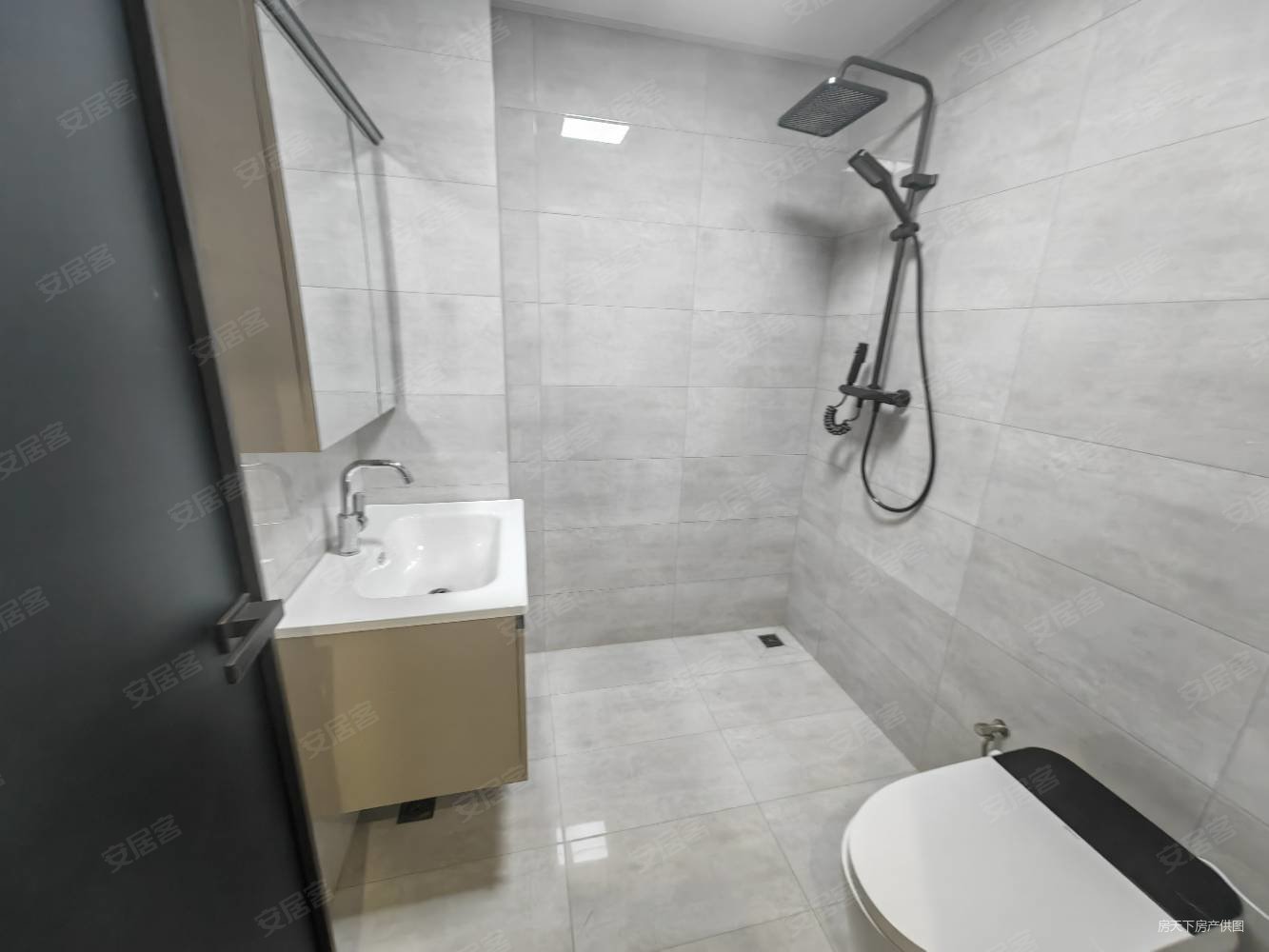 世纪嘉园3室2厅2卫141㎡南北94.8万