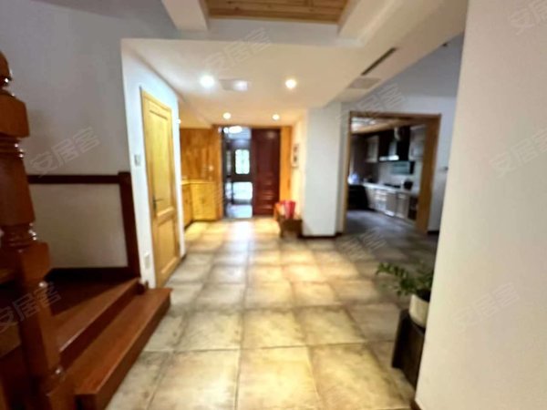 包头稀土高新区黄河大街三江尊园(别墅)租别墅找小郭 三江尊园别墅 精装修 带大院 看房方便提前联系出租房源真实图片