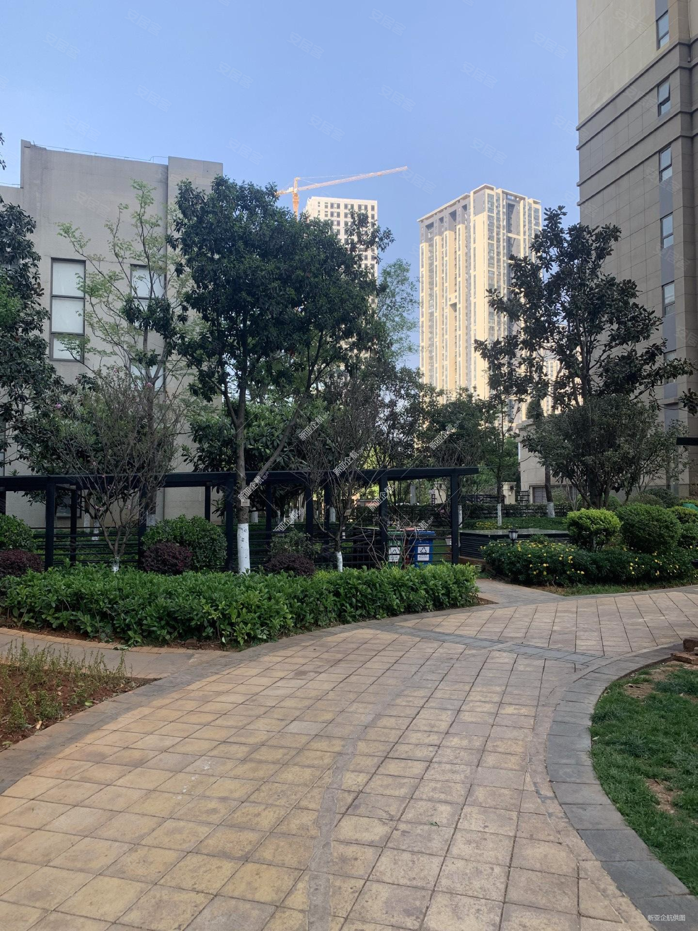 急售北京路旁地铁口精装修复式俩室俩厅俩卫随时看房