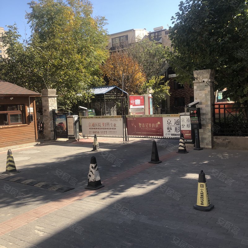 226上叠 小区车位充足,每家配有一个车位,还有公共车位 珠江国际城的