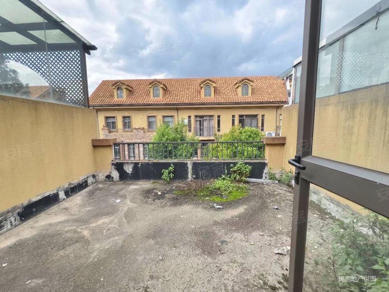 海埂大坝旁 滇池香缇 联排别墅 带前后花园 带地下室