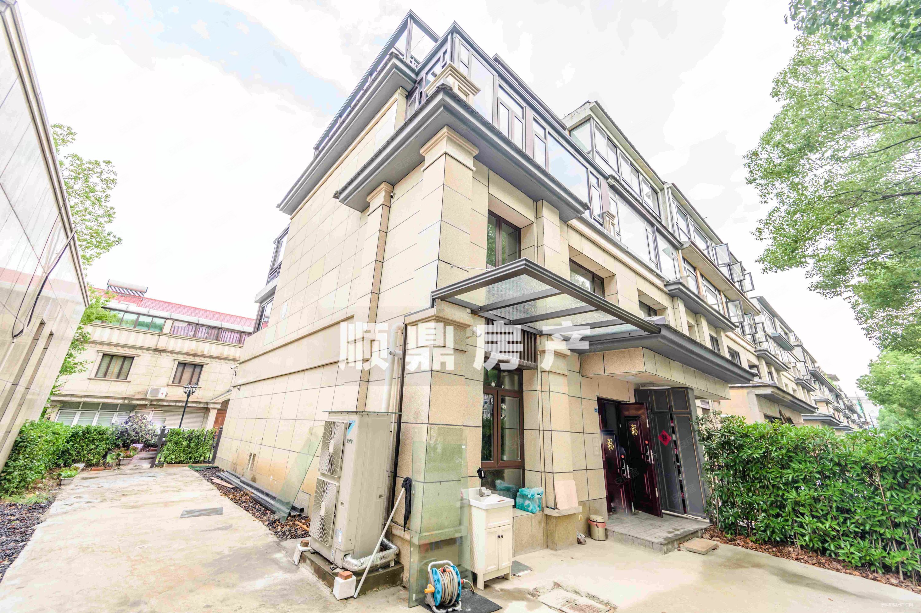 联排边户300平大院子50平大露台装修400万百家湖别墅花园