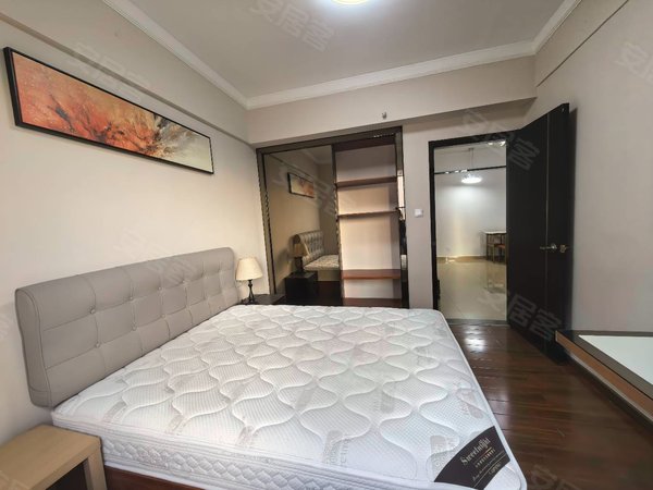 领秀公馆,在天安科技园对面,周边生活配套设施完善,拎包入住!