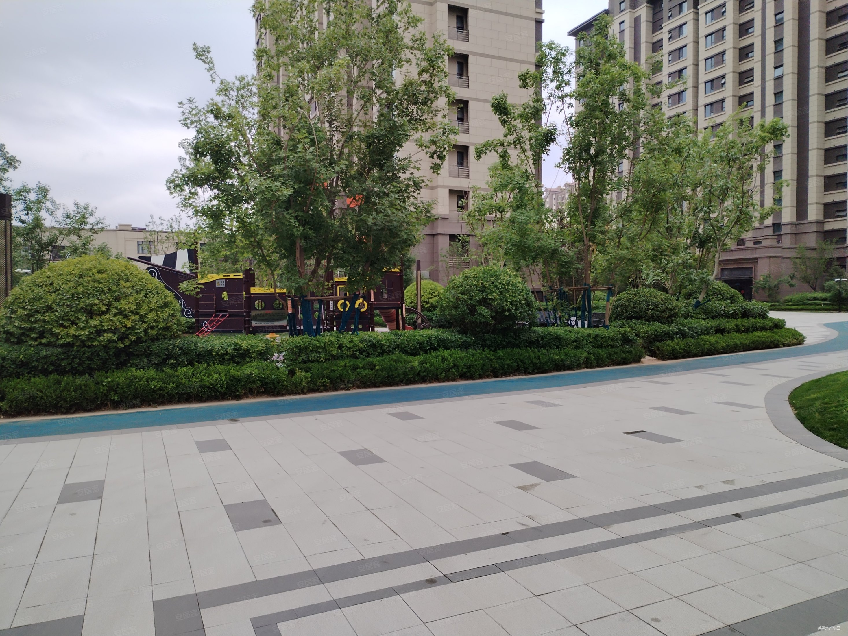 万科林溪花园,业主二次装修,楼栋位置小区中间,中间楼层,万科翡翠公园