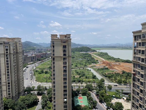 杭州余杭老余杭湖山帝景湾南苑一线湖景房,房东自住装修3房,初次出租
