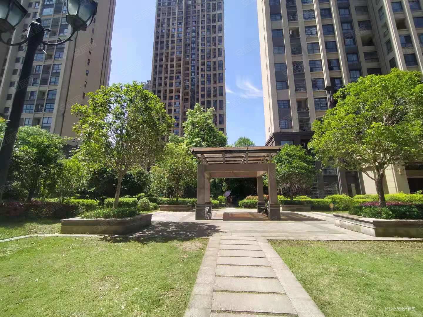 市府西 天麓尚层4室2厅 南北通透 121平得房率高