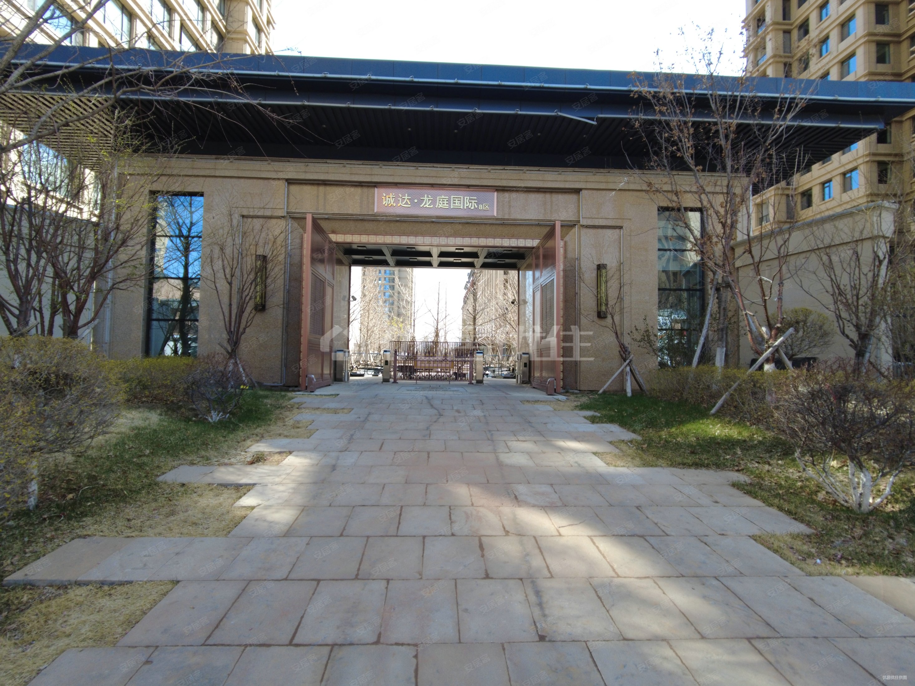 优居 龙庭国际b区22楼 精装修四室俩厅两卫 带车位 可单卖