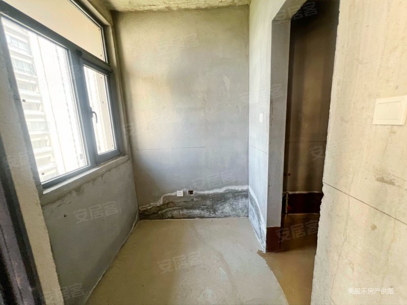 高新区 鱼化寨地铁口 东方米兰国际城三环内一梯一户业主急售