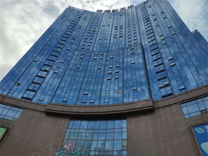 生活配套楼下有两个购物商场 金融中心华府新天地,满足购物需求,距离