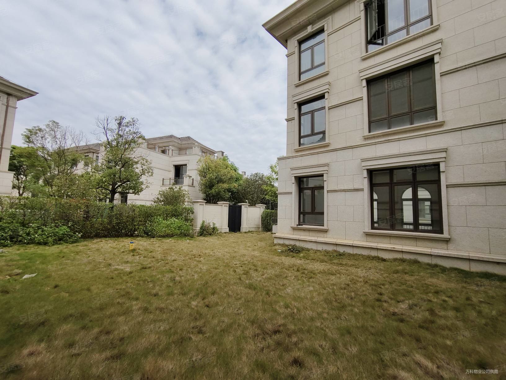 虎英公园万科御景湾8号别墅毛坯四层诚心出售