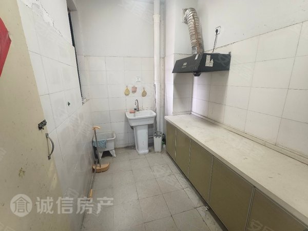 金色家园小区 简单装修 可以短租600一个月 看房方便